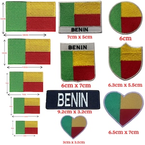 Peut inclure: Une collection d'écussons brodés représentant le drapeau du Bénin en vert, jaune et rouge. Les formes incluent des rectangles, des cercles, des écussons et des cœurs. Certains portent le texte BENIN. Les dimensions sont indiquées en centimètres.