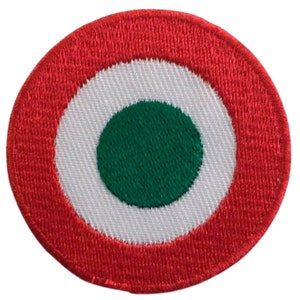Può includere: Una toppa rotonda ricamata in rosso, bianco e verde con un design a cerchi concentrici.
