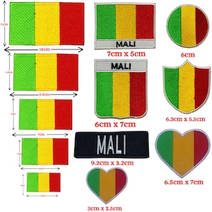 Puede incluir: Una colección de parches bordados con la bandera tricolor vertical verde, amarilla y roja de Mali en varias formas y tamaños, incluyendo rectángulos, círculos, escudos y corazones, con algunos parches que muestran el texto MALI.