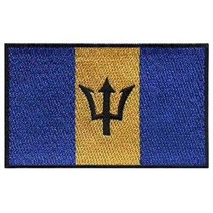 Könnte beinhalten: Ein gestickter Aufnäher mit der Nationalflagge von Barbados. Die Flagge ist blau und gold mit einem schwarzen Dreizack in der Mitte.