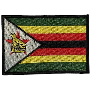 Könnte beinhalten: Ein gestickter Aufnäher mit der Flagge von Simbabwe. Die Flagge ist grün, gelb, rot, schwarz und weiß mit einem roten Stern und einem Vogel in der oberen linken Ecke.