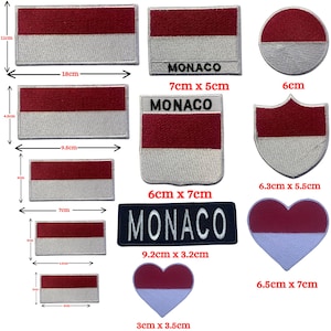 Op de afbeelding: Een verzameling geborduurde patches met de vlag van Monaco. De patches hebben verschillende vormen, waaronder rechthoeken, cirkels en harten. Het vlagontwerp is rood en wit, met het woord "MONACO" op sommige patches. Maten variëren van 3 cm tot 18 cm.
