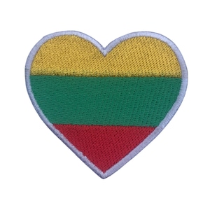 Puede incluir: Un parche bordado en forma de corazón con los colores de la bandera lituana: amarillo, verde y rojo.