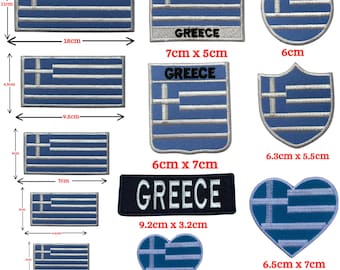 Könnte beinhalten: Eine Sammlung bestickter Aufnäher mit der blau-weißen griechischen Flagge in verschiedenen Formen wie Rechtecken, Kreisen, Schilden und Herzen. Einige tragen den Text GREECE, mit Abmessungen von 2cm bis 18cm.