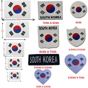 Könnte beinhalten: Eine Sammlung von Aufnähern mit der südkoreanischen Flagge in verschiedenen Formen und Größen. Die Aufnäher zeigen das Taegeuk-Symbol in der Mitte, mit einem roten und blauen Kreis und vier Trigrammen. Größen von 3 cm bis 18 cm.