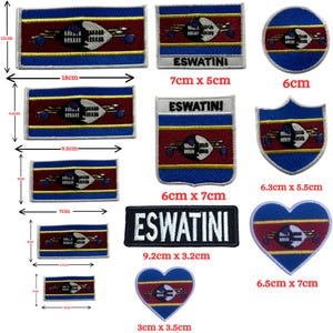 Puede incluir: Una colección de parches bordados con el diseño de la bandera de Eswatini en varias formas y tamaños, incluyendo rectángulos, círculos, escudos y corazones. Algunos parches muestran el texto ESWATINI con medidas métricas visibles.