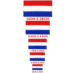 Peut inclure: Cinq patchs de drapeau néerlandais de différentes tailles. Les patchs sont rouge, blanc et bleu et sont brodés. Les patchs mesurent 11 cm x 18 cm, 9,5 cm x 4,5 cm, 7 cm x 4 cm, 4,5 cm x 3 cm et 3 cm x 2 cm.
