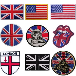 Può includere: Un set di dieci toppe ricamate con vari disegni relativi al Regno Unito. Le toppe includono la bandiera Union Jack, uno Stormtrooper di Star Wars con uno sfondo Union Jack, una lingua che sporge con un design Union Jack, una bandiera Union Jack in bianco e nero, uno stemma di Londra e una moto da corsa vintage britannica.