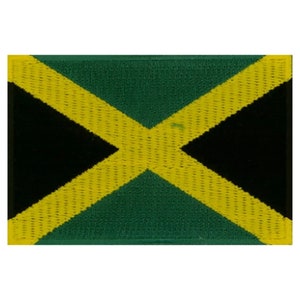 Puede incluir: Un parche bordado con la bandera de Jamaica. La bandera tiene una cruz amarilla diagonal sobre un fondo verde con triángulos negros en las esquinas.