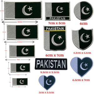 Op de afbeelding: Een verzameling geborduurde patches met de vlag van Pakistan. De patches hebben verschillende vormen, waaronder rechthoeken, cirkels en harten. Het ontwerp toont een witte maan en ster op een donkergroene achtergrond met een witte verticale streep. Sommige patches hebben het woord "PAKISTAN".
