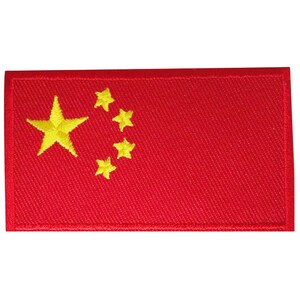 Puede incluir: Un parche bordado rojo con una gran estrella amarilla y cuatro estrellas amarillas más pequeñas en un círculo. El parche es una representación de la bandera china.