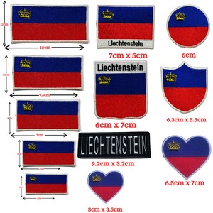 Op de afbeelding: Een collectie geborduurde patches met de blauwe en rode vlag van Liechtenstein met een gouden kroon. Vormen zijn onder meer rechthoeken, cirkels, schilden en harten. Sommige patches tonen de tekst Liechtenstein. Afmetingen variëren van 3cm tot 18cm.