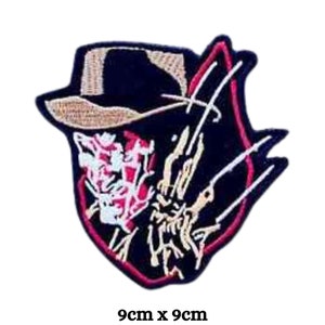 Peut inclure: Patch brodée thermocollante représentant Freddy Krueger, un personnage rouge et noir avec un chapeau fedora marron et une chemise rayée rouge et blanche. Le personnage tient un gant à lames. Le patch mesure 9 cm x 9 cm.