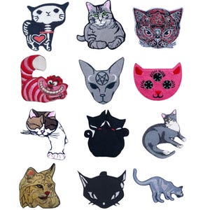 Può includere: Una collezione di toppe ricamate a forma di gatto in vari design. Le toppe presentano gatti in diverse pose e stili, tra cui un gatto scheletro, un gatto del Cheshire e un gatto con un simbolo del pentagramma. I colori includono nero, grigio, rosa e marrone.