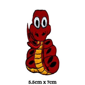 Könnte beinhalten: Roter und gelber gestickter Bügelaufkleber mit einem Cartoon-Schlange mit großen Augen. Der Patch ist 5,5 cm x 7 cm groß.