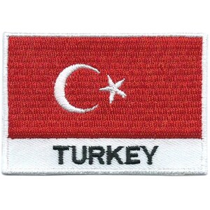 Puede incluir: Parche bordado con la bandera turca con fondo rojo, una luna creciente blanca y una estrella, y la palabra "TURQUÍA" en letras negras.