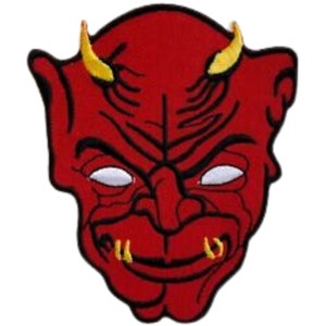 Könnte beinhalten: Rote Teufelmaske mit gelben Hörnern und einem zahnigen Grinsen. Die Maske ist aus Filz und hat ein gesticktes Design.