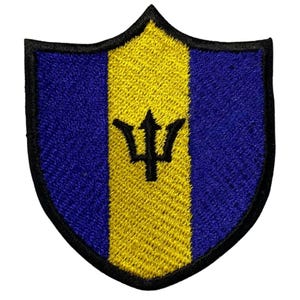 Könnte beinhalten: Ein gestickter Aufnäher mit der Flagge von Barbados. Der Aufnäher hat die Form eines Schildes und einen gelben Hintergrund mit einem blauen Dreizack in der Mitte. Der Dreizack ist von zwei blauen Streifen umgeben.
