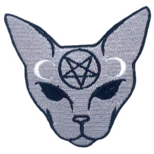 Op de afbeelding: Geborduurde patch met een gestileerd grijs kattengezicht met zwarte ogen en neus. Een pentagram is gecentreerd op het voorhoofd, met witte halve manen aan weerszijden. De patch is bedoeld voor kleding of accessoires.