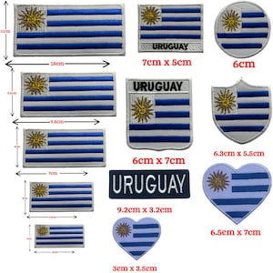Puede incluir: Parches de la bandera de Uruguay en varias formas y tamaños. Los parches presentan un emblema de sol y rayas azules y blancas. Los tamaños varían de 3 cm a 18 cm de largo.