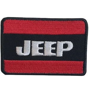 以下が含まれることがあります： 赤と黒の刺繍パッチで、白い文字で「JEEP」と書かれています。