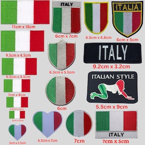 Peut inclure: Assortiment de patchs thermocollants représentant le drapeau italien dans différentes tailles et designs. Certains patchs incluent le texte "ITALY" en blanc sur fond noir. Un patch représente une femme en maillot de bain vert et blanc avec le texte "ITALIAN STYLE".