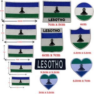 Könnte beinhalten: Sammlung von Lesotho-Flaggen-Patches in verschiedenen Formen und Größen. Rechteckige Patches messen bis zu 18 cm breit und 11 cm hoch. Andere Formen sind Kreis, Schild und Herz. Die Patches zeigen die Farben Blau, Weiß und Grün der Flagge von Lesotho.