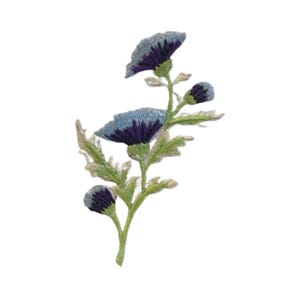 Pode incluir: Um remendo bordado com uma flor de cardo azul e roxo com folhas e caules verdes.