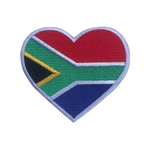 Può includere: Una toppa a forma di cuore con la bandiera sudafricana ricamata su di essa. La bandiera è rossa, gialla, verde, nera e blu.