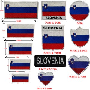Op de afbeelding: Een verzameling Slovenië vlag patches in verschillende vormen en maten. De patches tonen de witte, blauwe en rode strepen van de Sloveense vlag, met het Sloveense wapen. Maten variëren van 3 cm x 3,5 cm tot 18 cm x 11 cm.
