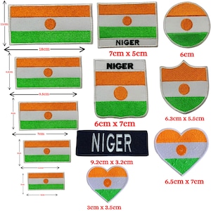 Könnte beinhalten: Eine Sammlung von gestickten Aufnähern mit der Flagge von Niger in verschiedenen Formen und Größen, darunter rechteckige, runde, schildförmige und herzförmige Designs. Jeder Aufnäher zeigt orange, weiße und grüne Streifen mit einem orangen Kreis.