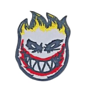 Peut inclure: Un patch brodé représentant un visage de dessin animé avec une tête enflammée. Le visage est rouge, blanc et noir, avec un large sourire aux dents et des yeux en colère.