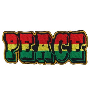 Può includere: Una toppa ricamata con la parola "PEACE" in un carattere in grassetto e stilizzato, nei colori rosso, giallo e verde.