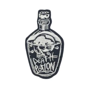 Puede incluir: Parche bordado en blanco y negro de una botella de vidrio con una calavera en su interior y el texto "DEATH POTION" debajo.