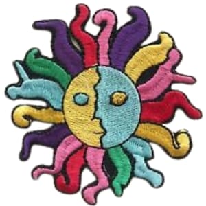 Puede incluir: Un parche bordado colorido que presenta un sol estilizado con una cara. El sol tiene una cara amarilla y azul con rayos morados, rosas, rojos, verdes y azules.