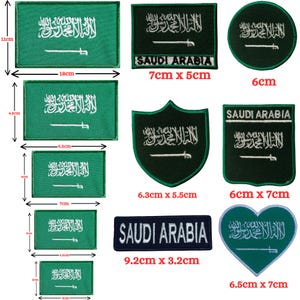 Puede incluir: Un conjunto de diez parches termoadhesivos con la bandera de Arabia Saudita en varias formas y tamaños. Los parches son verdes con escritura árabe blanca y una espada blanca. Los parches incluyen un rectángulo, un escudo, un círculo, un corazón y una pancarta con el texto "SAUDI ARABIA".
