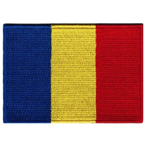 Könnte beinhalten: Ein rechteckiger gestickter Aufnäher mit den Farben der rumänischen Flagge: Blau, Gelb und Rot.