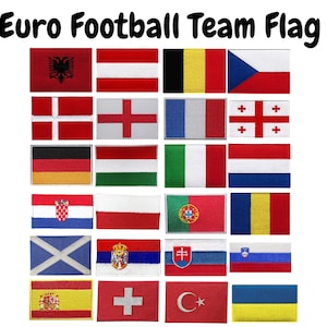 Può includere: Un set di 16 toppe ricamate con le bandiere delle squadre di calcio europee. Le toppe sono disposte in una griglia di quattro righe e quattro colonne. Le bandiere includono Albania, Austria, Belgio, Repubblica Ceca, Danimarca, Inghilterra, Francia, Georgia, Germania, Ungheria, Italia, Paesi Bassi, Croazia, Polonia, Portogallo, Romania, Scozia, Serbia, Slovacchia, Slovenia, Spagna, Svizzera, Turchia e Ucraina.