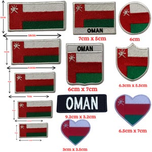 Pode incluir: Uma coleção de patches bordados com a bandeira de Omã em várias formas, incluindo retangulares, circulares e em forma de coração. Alguns patches apresentam a palavra "OMAN". O maior patch mede 18 cm x 11 cm, o menor 3 cm x 3,5 cm.