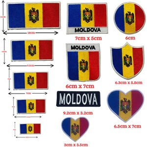 Könnte beinhalten: Eine Auswahl an aufgestickten Aufnähern mit der Flagge Moldawiens in verschiedenen Formen, darunter rechteckig, rund und herzförmig. Die Größen variieren, wobei der größte Aufnäher 18 cm x 11 cm misst. Einige Aufnäher tragen den Schriftzug "MOLDOVA".