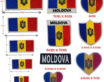 Könnte beinhalten: Eine Sammlung bestickter Aufnäher mit der Flagge Moldawiens in verschiedenen Formen und Größen, darunter rechteckige, runde, schildförmige und herzförmige Designs. Einige enthalten den Text MOLDOVA. Die Maße reichen von 3cm bis 18cm.