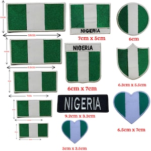 Könnte beinhalten: Eine Auswahl an Patches mit der nigerianischen Flagge in Grün und Weiß, in verschiedenen Formen und Größen. Rechteckige, ovale, schildförmige und herzförmige Patches werden gezeigt, mit Maßen in Zentimetern. Einige Patches tragen das Wort "NIGERIA".