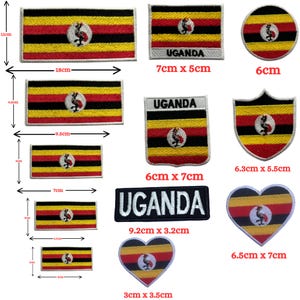 Könnte beinhalten: Sammlung von Uganda-Flaggen-Patches in verschiedenen Formen und Größen. Rechteckige, kreisförmige und herzförmige Patches zeigen die schwarzen, gelben und roten Streifen der Flagge mit einem zentralen Emblem. Das Wort "UGANDA" ist ebenfalls abgebildet.