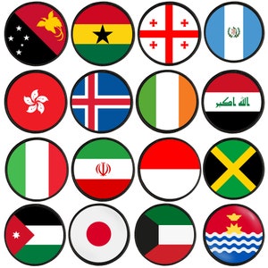 Puede incluir: Una colección de 16 parches redondos con banderas de diferentes países. Los parches son negros con un borde blanco y presentan las banderas en el centro. Las banderas incluyen Papúa Nueva Guinea, Ghana, Georgia, Guatemala, Hong Kong, Islandia, Irlanda, Irak, Italia, Irán, Indonesia, Jamaica, Jordania, Japón, Kuwait y Kiribati.