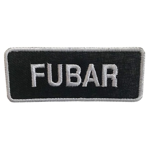 Peut inclure: Écusson rectangulaire noir avec le mot "FUBAR" brodé en fil blanc. Le patch a une bordure blanche et est probablement conçu pour être cousu sur des vêtements ou de l'équipement.