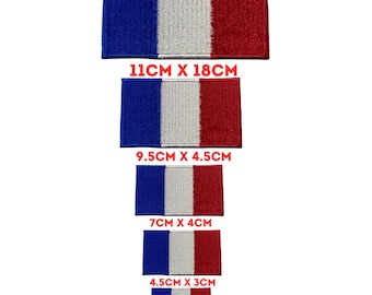 Könnte beinhalten: Fünf verschiedene Größen von Bügelbildern mit der französischen Flagge. Die Patches sind blau, weiß und rot. Die Größen sind 11 cm x 18 cm, 9,5 cm x 4,5 cm, 7 cm x 4 cm, 4,5 cm x 3 cm und 3 cm x 2 cm.