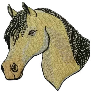 Pode incluir: Patch bordado com a cabeça de um cavalo em perfil. O cavalo tem um corpo bege com crina e penacho pretos. O patch é contornado com fio preto, criando uma aparência detalhada e texturizada. Ideal para jaquetas, bolsas ou outros artigos de tecido.
