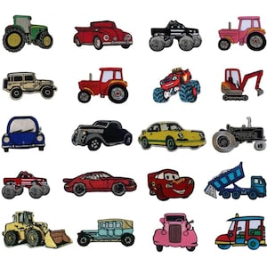 Może przedstawiać: Zestaw 18 naszywek do prasowania przedstawiających różne pojazdy, w tym samochody, ciężarówki, ciągniki, monster trucki i sprzęt budowlany. Naszywki są kolorowe i szczegółowe, w różnych stylach i wzorach.