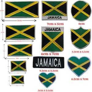 Könnte beinhalten: Eine Sammlung von aufgestickten Aufnähern mit dem Design der jamaikanischen Flagge. Die Aufnäher haben verschiedene Formen, darunter Rechtecke, Kreise und ein Herz, und Größen, wobei der größte 18 cm x 11 cm misst. Das Wort "JAMAICA" ist auf einigen Aufnähern aufgestickt.
