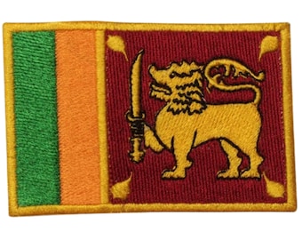 Könnte beinhalten: Gestickter Aufnäher mit der Flagge von Sri Lanka. Das Design umfasst einen grünen und orangefarbenen vertikalen Streifen auf der linken Seite und ein weinrotes Feld mit einem goldenen Löwen, der ein Schwert hält. Der Aufnäher hat einen goldenen Rand.